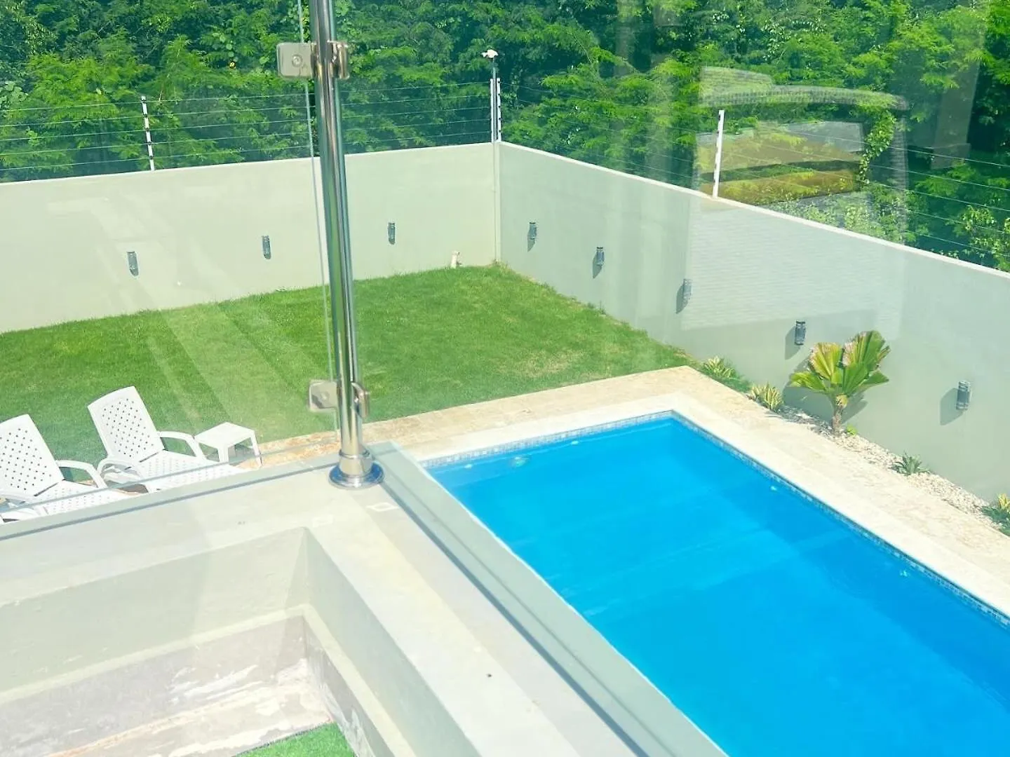 5 Star Villa Minutes From Airport And Beaches contacts